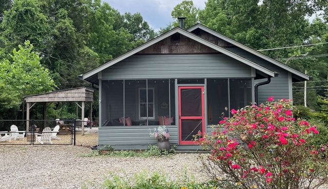 Screened Porch. Fenced Yard. Pet Friendly. Fire Pit. Outdoor Pergola.