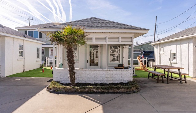 Seabreeze Suite ~ Cottages @ Kure ~ Beach, Fishing, Pool, Walk to Pier
