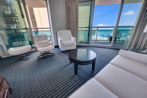 Seaside condo w hot tub & private balcony