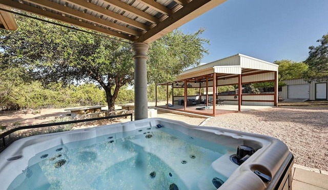 Secluded Hill Country Retreat: Bunkhouse and Spa