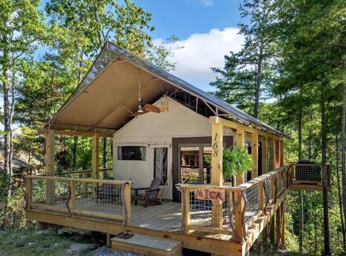 Secluded Tree Tent with Outdoor Soaking Tub & Pizza Oven Near Blue Ridge Waterfalls, Zirconia, North Carolina
