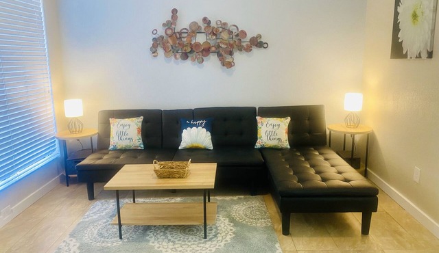 Serene Urban Retreat with indoor fireplace, walk to foodie heaven & more!