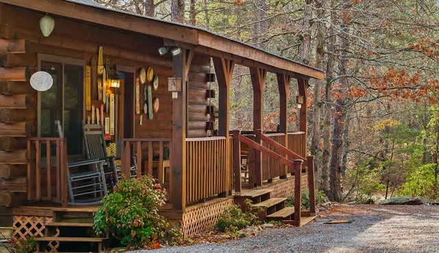 Serenity-A Romantic Secluded Riverfront 1 level expansive log cabin with hot-tub