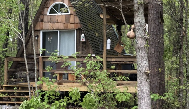 SHEKHINA A tiny house in the woods. 40 acres. Total privacy. Weekend retreat.