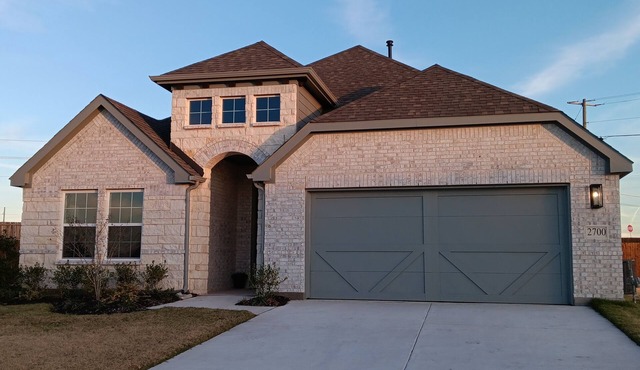 Sherman Hideaway. Spacious 4-bed house in tranquil Sherman with AC, large yard.