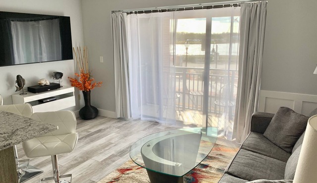 Ship Faced Condo Riverwalk Downtown Historic Wilmington - Fantastic Location