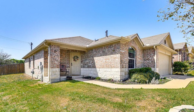 Shop, Dine & Unwind: Pet-Friendly Home in Austin!