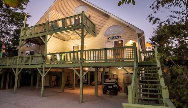 Short walk to ocean and sound! NEW HOT TUB, FREE use of golf cart! Several decks