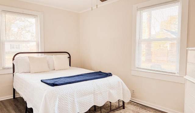 Sleeps 4 Cottage Near Spanish Moss Trail and Downtown
