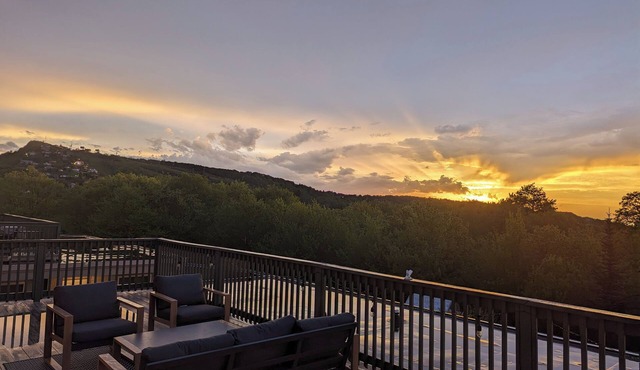 Slopes View! Large Deck/Heated Pool/Hot Tub/Fitness/Sauna/Steam! 2BD/2BA+SofaBed