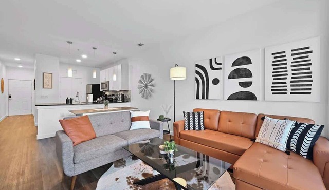 SoCo Gem | Pool, Gym, Rooftop, Parking, Walk to DT