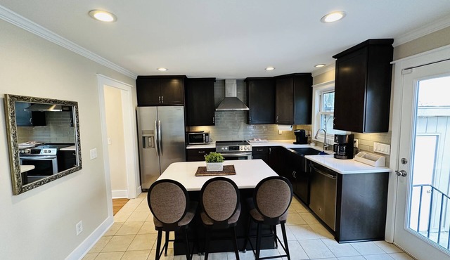 Southern Charm Retreat Cozy 3BR Near Shem Creek, Beaches & Charleston