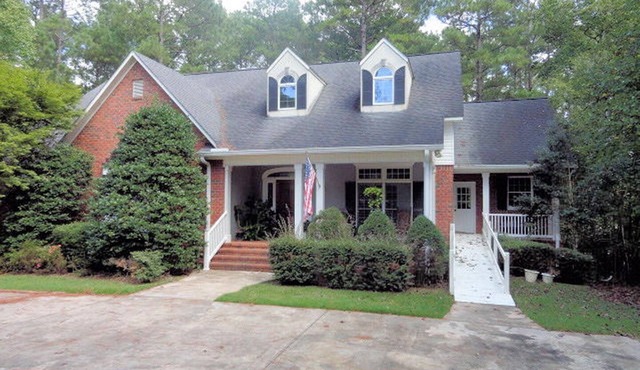 Southern Living Home 4000 sqft on Lake Thurman two golf courses, tennis & pools.