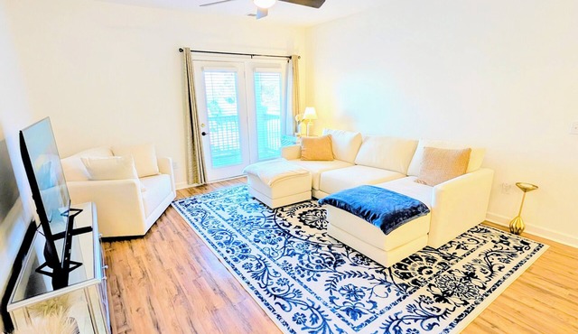 Spacious 1-Bedroom condo in Ballantyne/South Charlotte with Office and Laundry