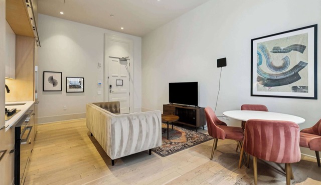 Spacious 1BR Apartment near UMC Medical Center w/Parking