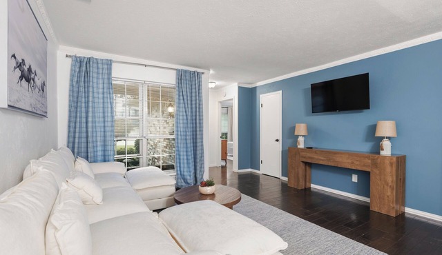 Spacious 2 Bed Lower Greenville Getaway (Left Side)