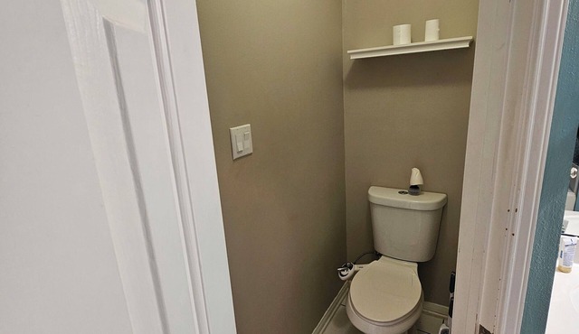 Spacious 2140sqft 4-bedroom house with AC, WiFi. NO PARTIES/SMOKING.
