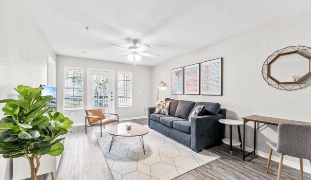 Spacious 2BR King Suites w Pool, Gym, Laundry - Close to Downtown
