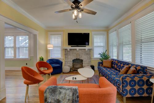 Spacious 3BR Cooper-Young Bungalow - Sleeps 8 - Walkable to Dining - Easy Access to Downtown - Parking in Memphis