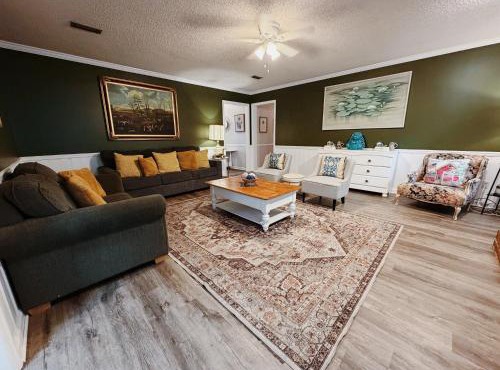 Spacious 3BR Retreat Near VSU, SGMC & Moody