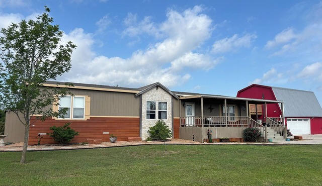 Spacious 3BR Rural Home + Barn Theater One Hour from Dallas, Fort Worth & Waco