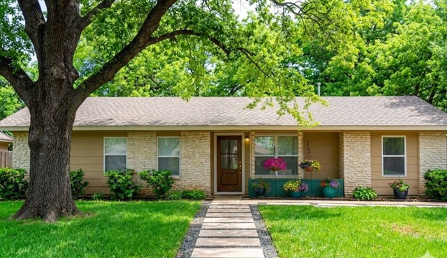 Spacious 3BR SoCo Family Retreat ❤️ Big Private Yard | Minutes to Downtown