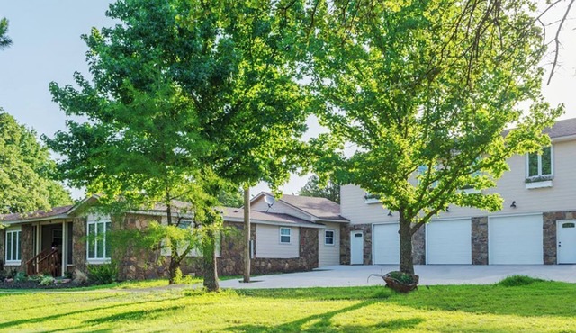 Spacious 4-Bed 4-Bath Lakeside Retreat at Ballards by The Lake