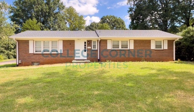 Spacious 4-bedroom house in delightful Winston-Salem with AC
