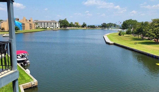 Spacious 4-bedroom condo with space for your boat or to relax on Lake Conroe.