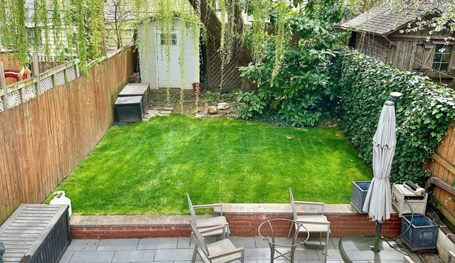 Spacious 4-bedroom home in Georgetown with parking and patio