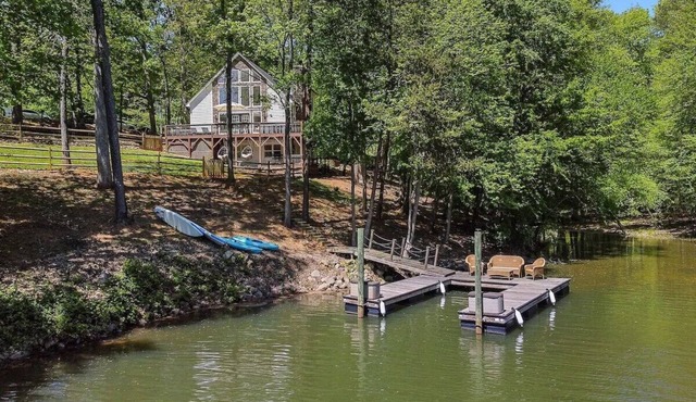 Spacious 4-bedroom 7 Beds waterfront cottage in lovely Mooresville, private dock