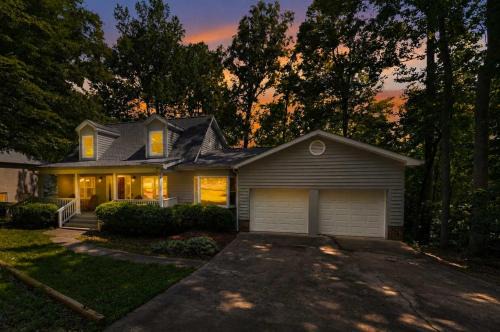 Spacious 4 BR Retreat near Lake Norman with deck