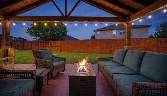 Spacious 4BR Fam Home Near AT&T, Big Patio, Arcade, BBQ, 2 King Beds