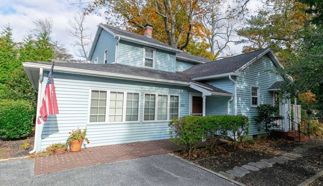 Spacious 5-Bed Beach Cottage in The Pines – Walk to Shops, Dining & Beach!