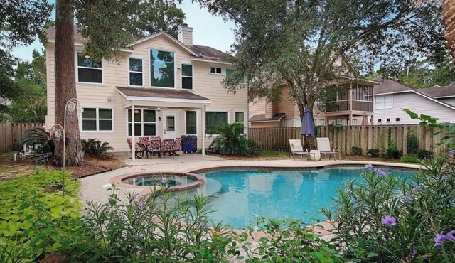 Spacious 5-bedroom house with AC in marvelous Spring with pool and spa