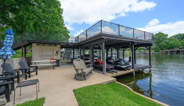 Spacious 5-bedroom lake front house in Kingsland with game room