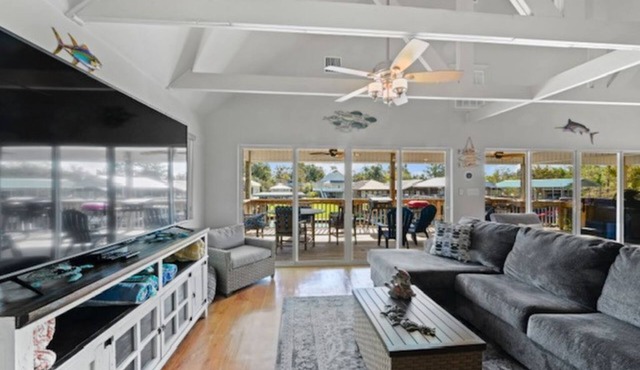 Spacious 5-bedroom house in fabulous Springfield, La with Waterfront access!