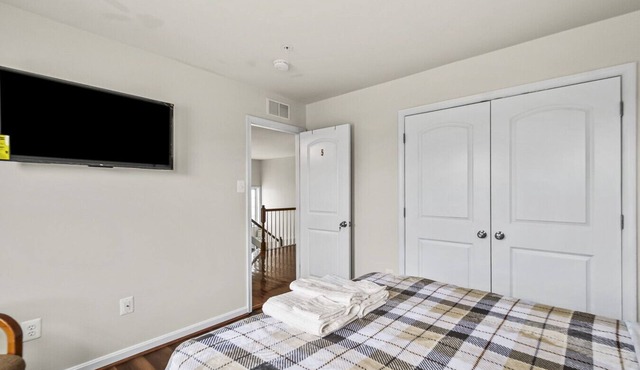 Spacious 6BR Bowie Home Sleeps 16 w/parking