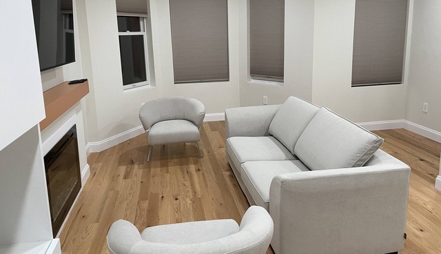 Spacious apartment in a historic neighborhood, close to National Zoo and metro.