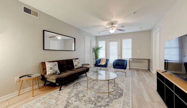Spacious apartment w/pool & hot tub