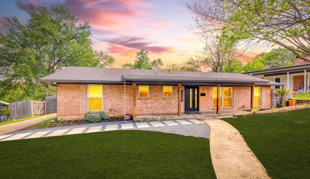 Spacious Austin 4BR home with Pool, hot tub, outdoor dinning, minutes to Zilker