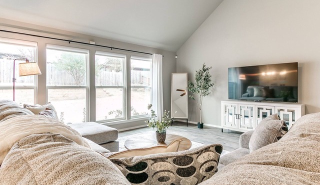 Spacious BA Home in Beautiful Neighborhood!