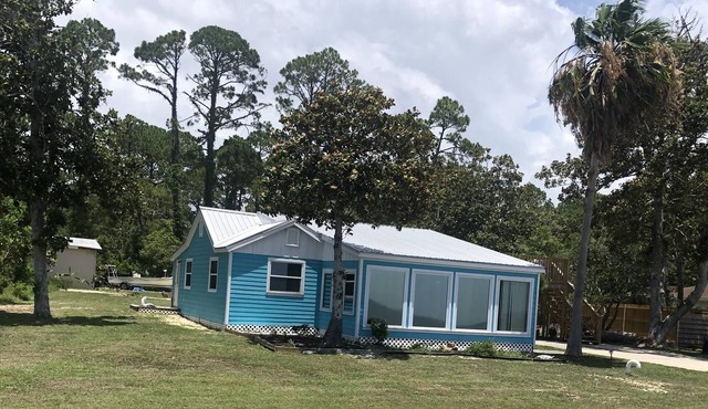 Spacious Bayfront 3BR 3BTH - 5 minutes from St. George Island