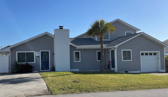 Spacious Beach House w/hot tub - Oceanside 2 1/2 blocks from the beach!