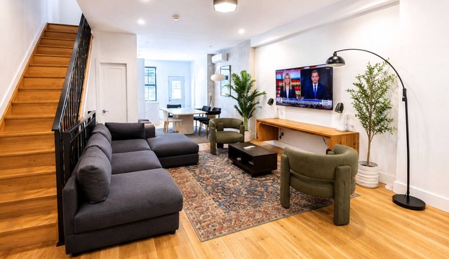 Spacious Brooklyn Townhouse Theater Backyard Sleeps 16+