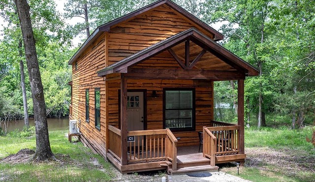 Spacious Cozy Cabin with Back Porch in Livingston, Texas