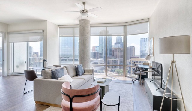 Spacious Downtown 1 BR w/Gym, W/D, Pool, walk to 6th St, by Blueground