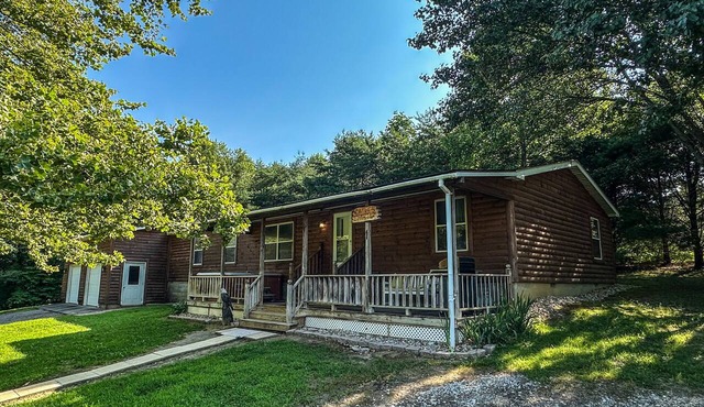 Spacious Eagle's Landing Cabin near Hocking Hills