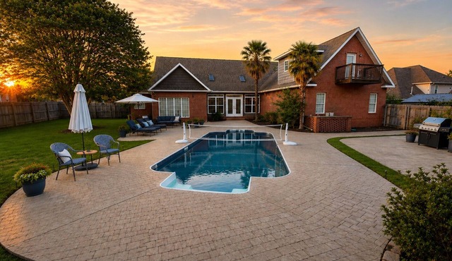Spacious house with 4-bedroom 3 Bath 7 beds . Pool + fitness room + Game Room