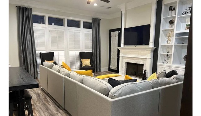 Spacious Lake View 4 Bedroom Home Cozy Fireplace